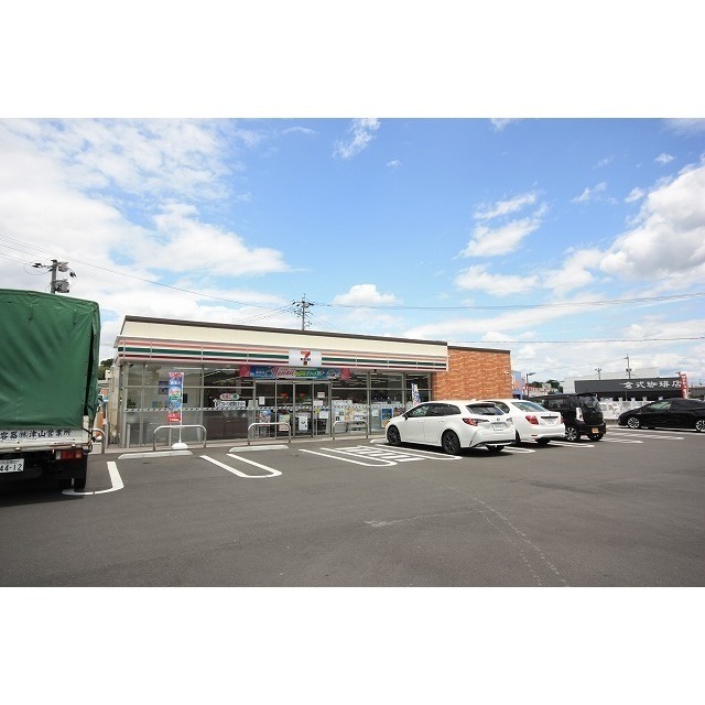 コンビニ　セブンイレブン津山川崎店（コンビニ）まで550m