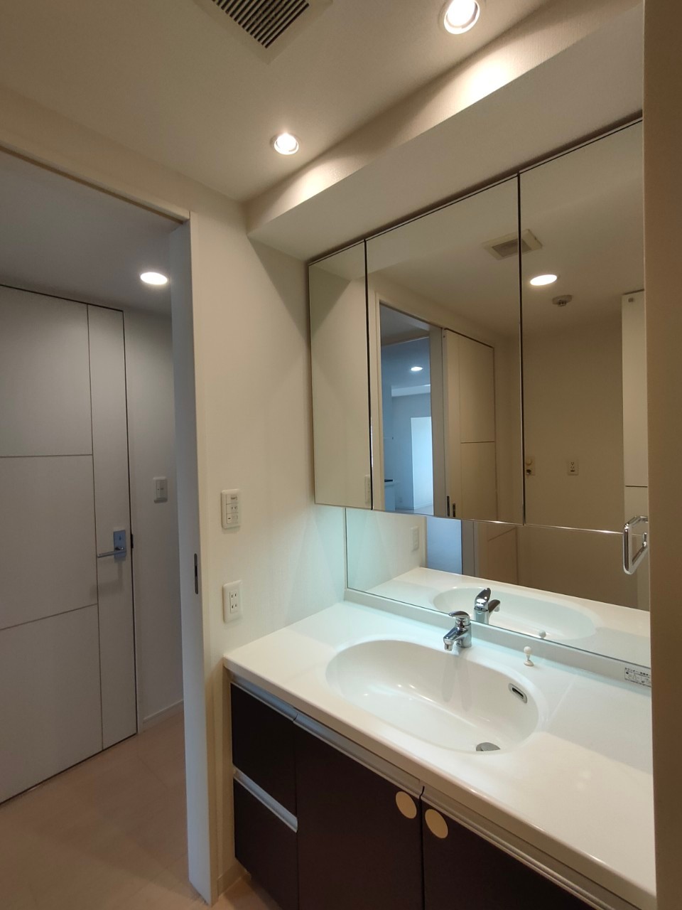 洗面設備　同物件室内の参考写真になります※現況優先