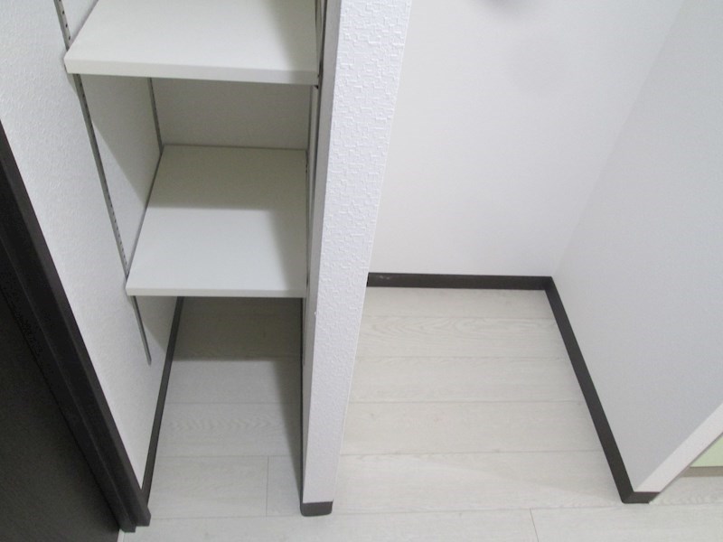 収納　冷蔵庫置き場横