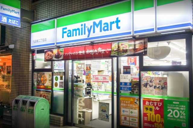 コンビニ　ファミリーマート九段南二丁目店（コンビニ）まで203m