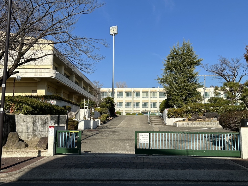 小学校　名古屋市立鶴舞小学校（小学校）まで697m