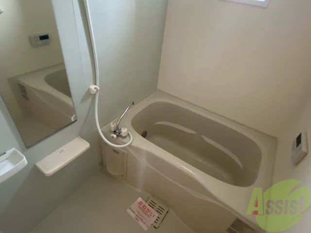 バス・シャワールーム　お風呂には追い焚き機能もついていて便利ですね
