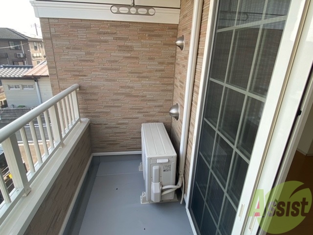 バルコニー　バルコニーはこちら、お洗濯がはかどりそうですね