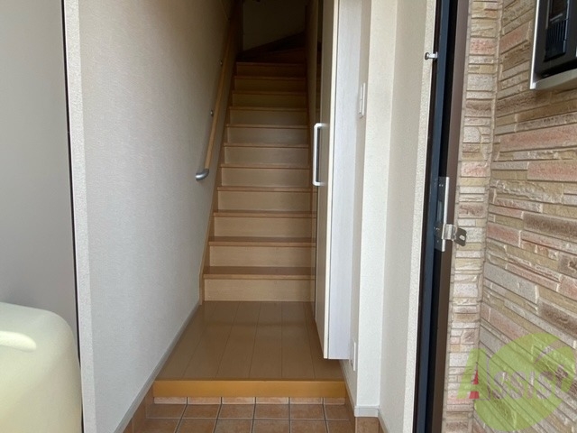 玄関　玄関を入ると居室に上がる階段、シューズボックスもあります