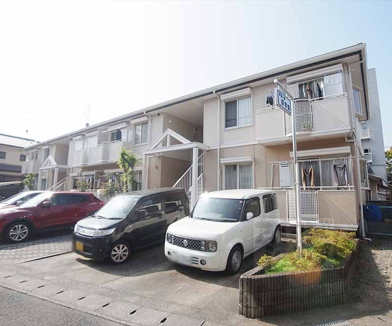 建物外観　白川通を少し入った閑静な住宅街に建つ建物です