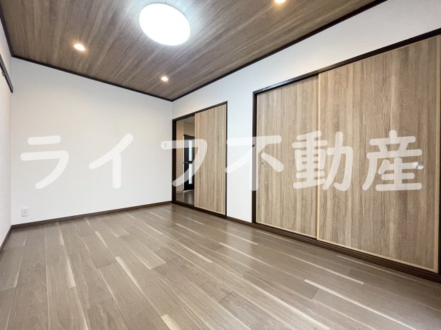 居室・リビング　落ち着いた色調の洋室です