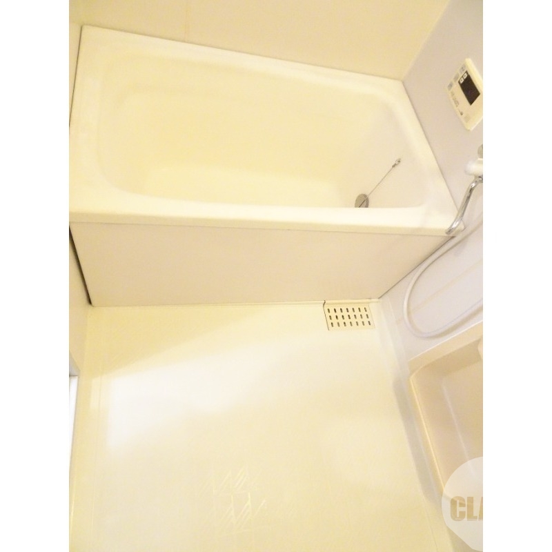 バス・シャワールーム　キレイにリフォームされています♪