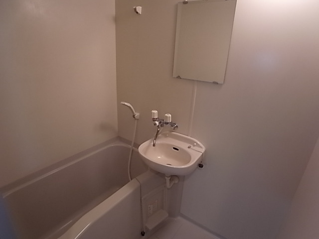 バス・シャワールーム　お風呂・トイレ別のセパレートです。