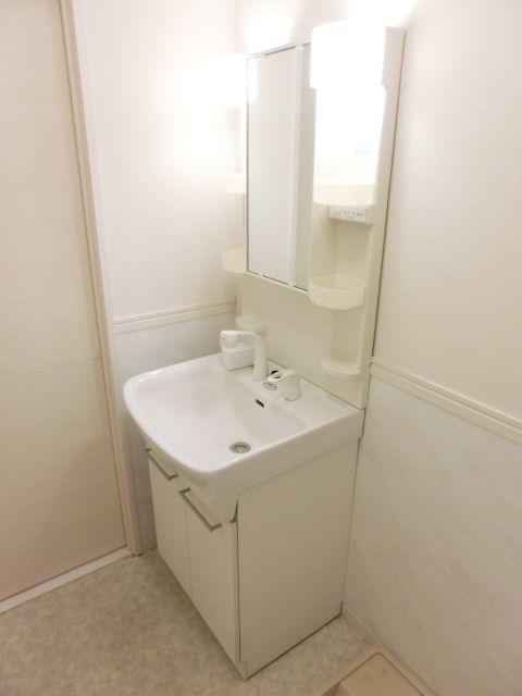 洗面設備　毎朝の支度に欠かせない独立洗面台です