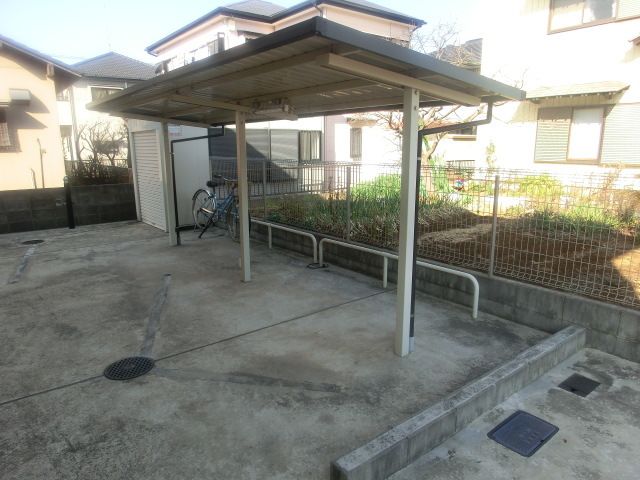 その他共有部分　屋根付きの駐輪場。