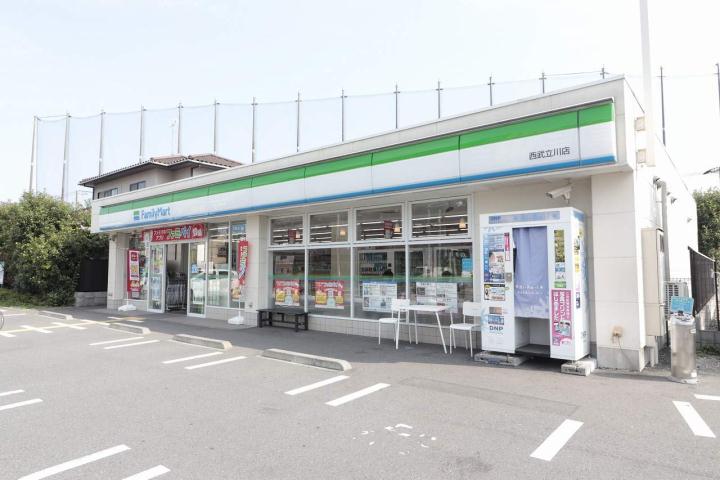 コンビニ　ファミリーマート（コンビニ）まで479m