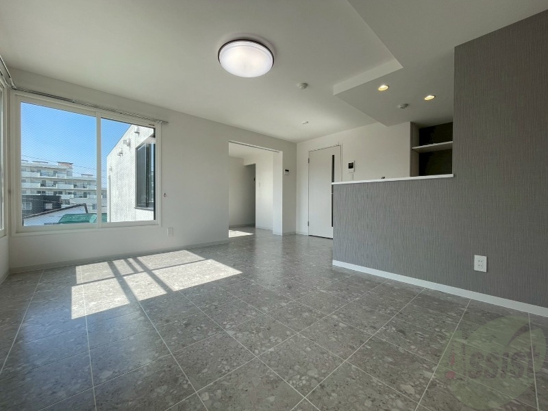 居室・リビング　フローリングと壁のカラーが明るい雰囲気ですね！