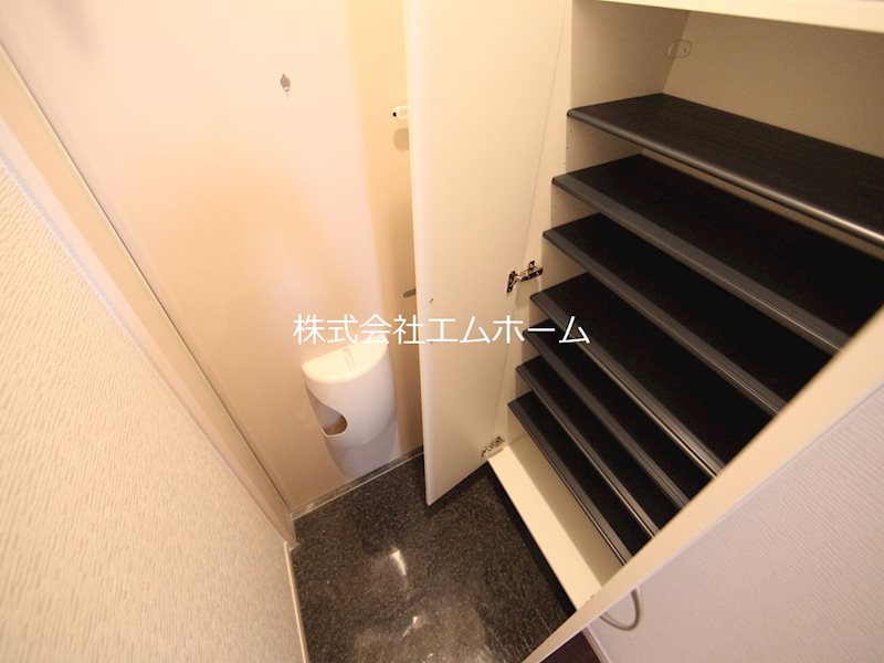 玄関　玄関　シューズボックス付（収納充実してます）