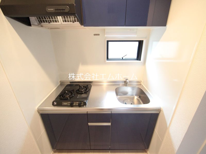 キッチン　システムキッチン（ガス2口）窓付　冷蔵庫レンジ等用意できます