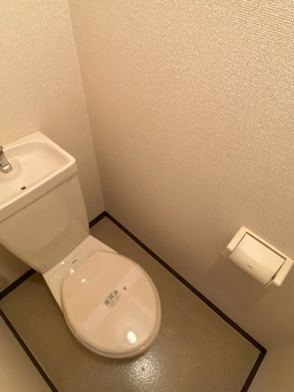 トイレ　※反転タイプのお部屋です。