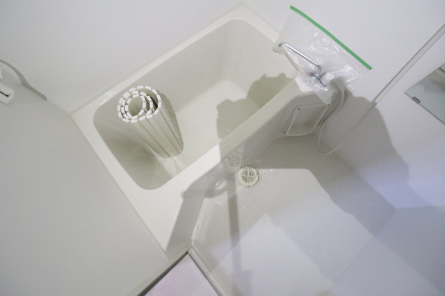 バス・シャワールーム　清潔感のある白いお風呂、鏡が便利です。