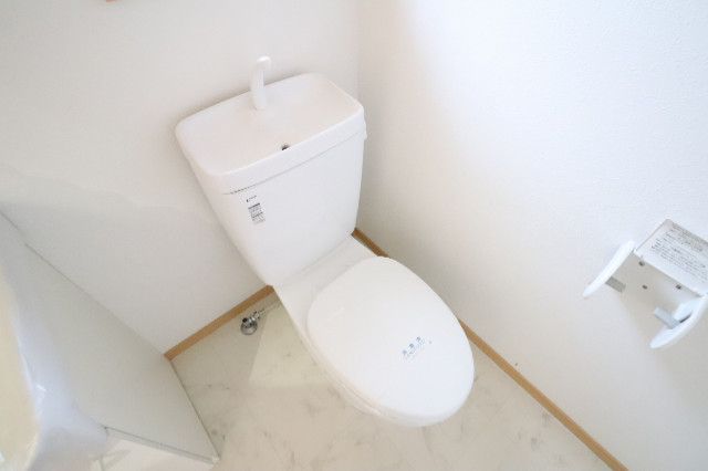 トイレ　トイレに窓が付いているので空気もこもりません