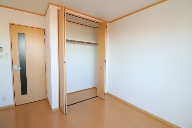 収納　しっかり収納もついています、ロングコートもラクラク収納