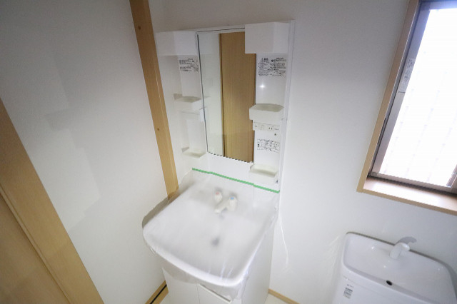 洗面設備　お洒落れな独立洗面台、身だしなみにも気合が入ります