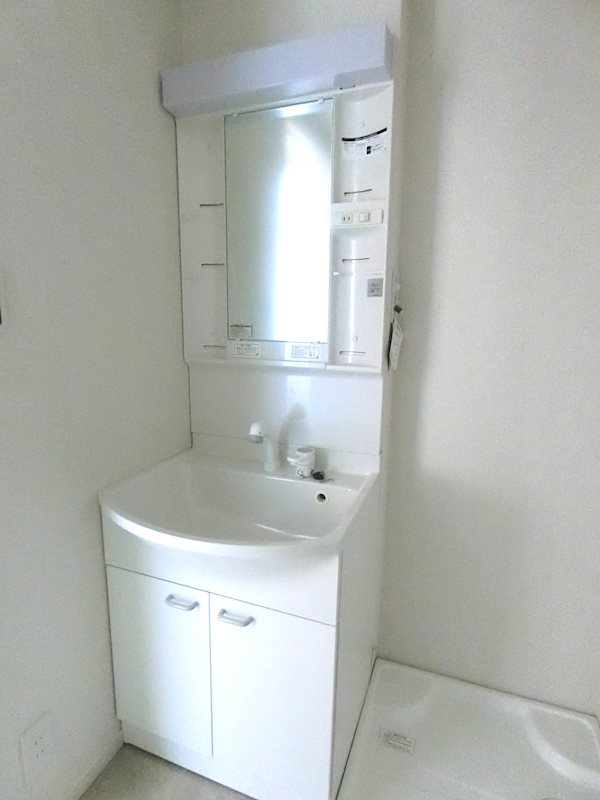 洗面設備　棚がある洗面台