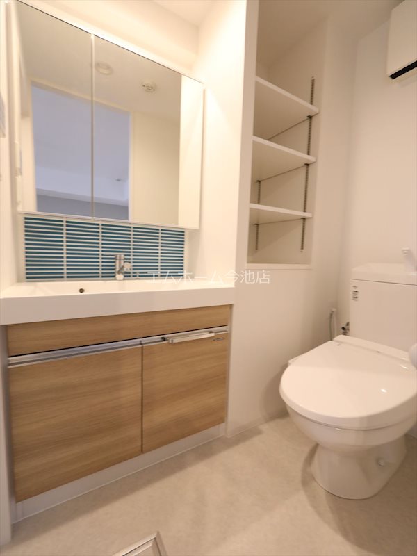 洗面設備　脱衣所　独立洗面台完備　収納スペース充実