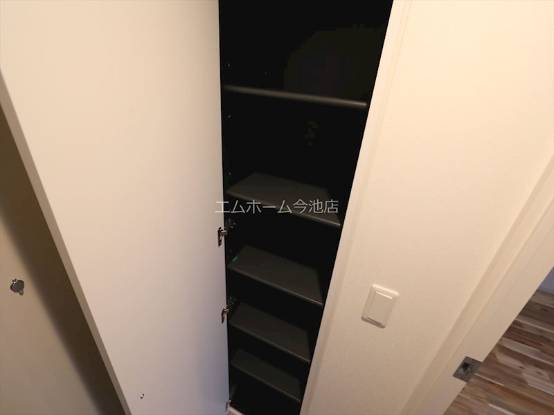 玄関　玄関　シューズボックス充実しています