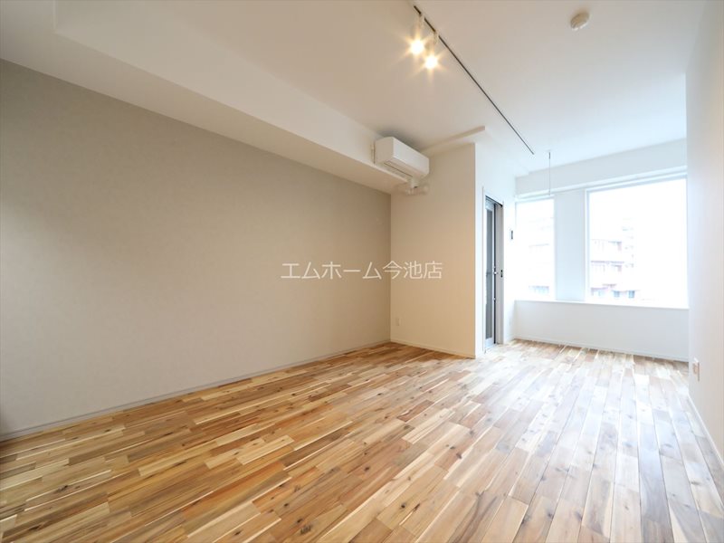 その他部屋・スペース　洋室12.9帖　エアコン付　収納充実しています