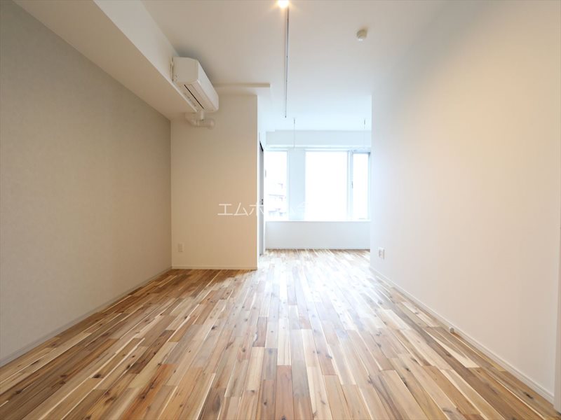 バルコニー　洋室12.9帖　エアコン付　収納充実しています