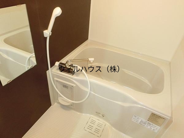 バス・シャワールーム　浴室乾燥機付きバス！