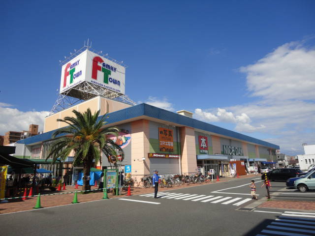 ショッピングセンター　ファミリータウン広電楽々園（ショッピングセンター）まで243m