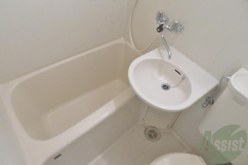 バス・シャワールーム　こちらはお風呂。一日の疲れをここで癒してください。