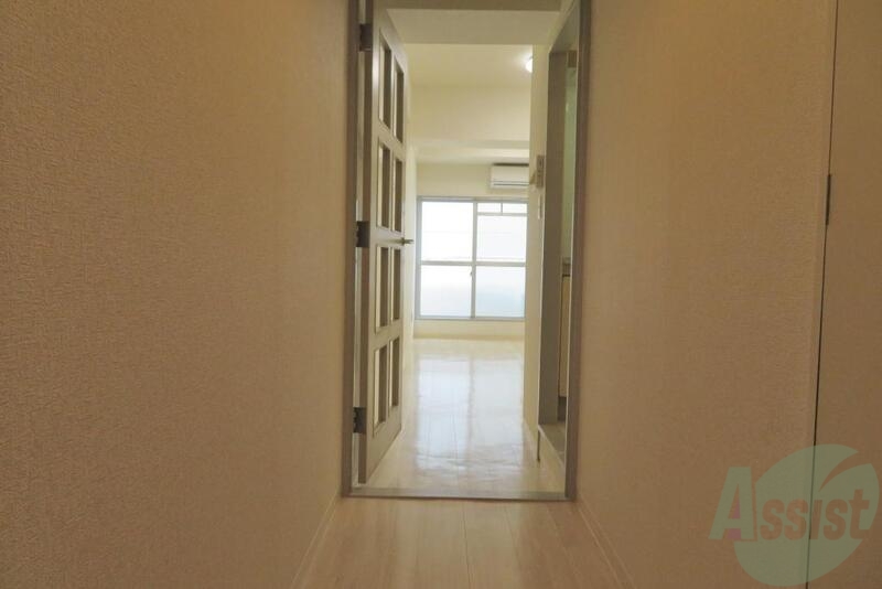 玄関　外から玄関を撮影してみました。広いリビングに繋がっています。