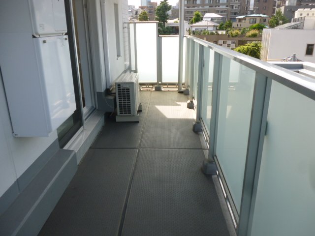 バルコニー　暖かな日差しのふりそそぐバルコニー