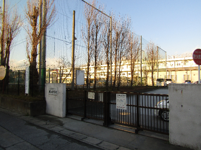 中学校　浦安市立堀江中学校（中学校）まで588m