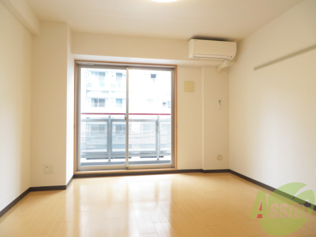 居室・リビング　シングルベットも置けそうな広さのお部屋ですね。