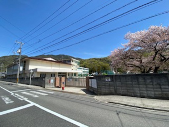 小学校　呉市立三坂地小学校（小学校）まで942m