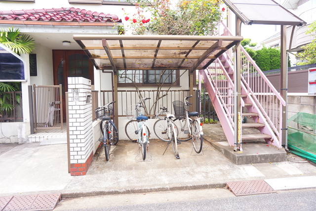 その他共有部分　雨の日でも安心して止められる屋根付の駐輪場です☆