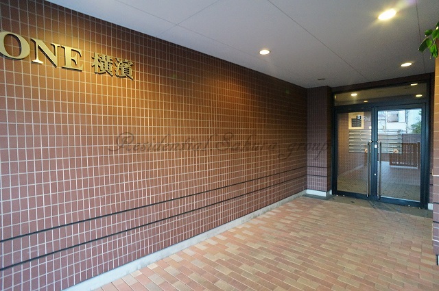 エントランス　重厚感のある建物デザイン♪