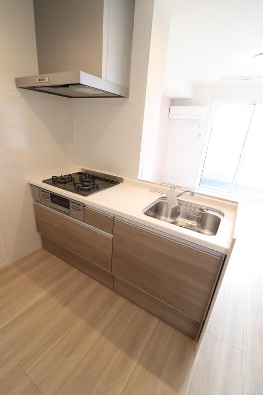 キッチン　１　　対面キッチン　3口ガスコンロ、グリル付き