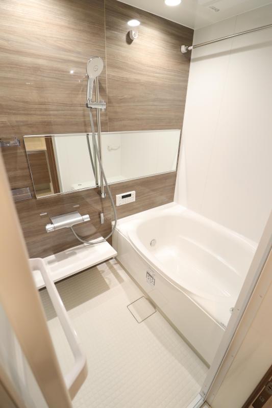 バス・シャワールーム　１　　お風呂は浴室乾燥、追い焚き付き