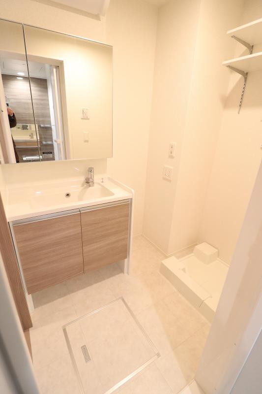 洗面設備　１　　洗面脱衣所　シャワー洗面台付き