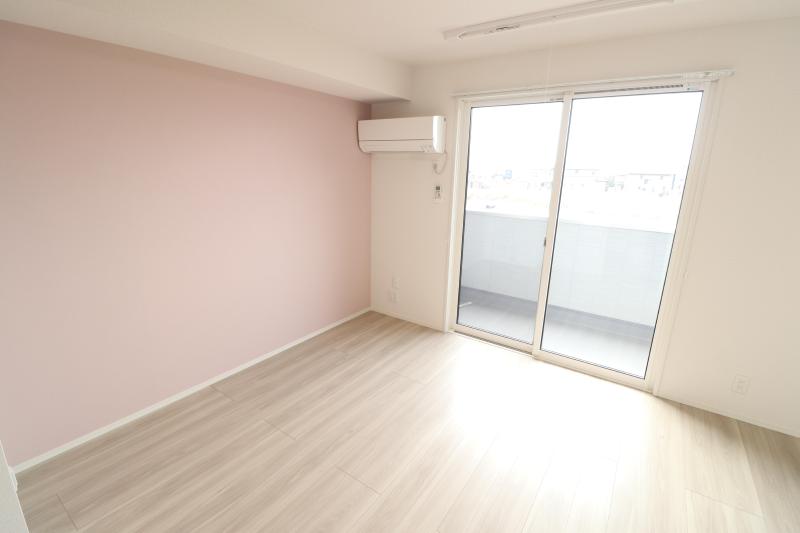 その他設備　リビングのエアコン、室内物干し