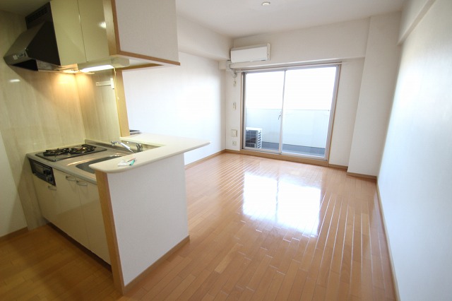 居室・リビング　同物件、別号室のものです。