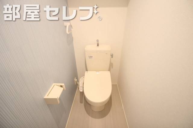 トイレ　温水洗浄便座。