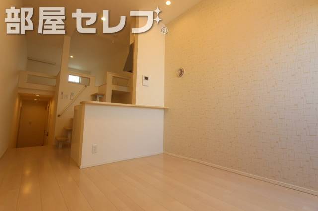 居室・リビング　白を基調としたお部屋です。