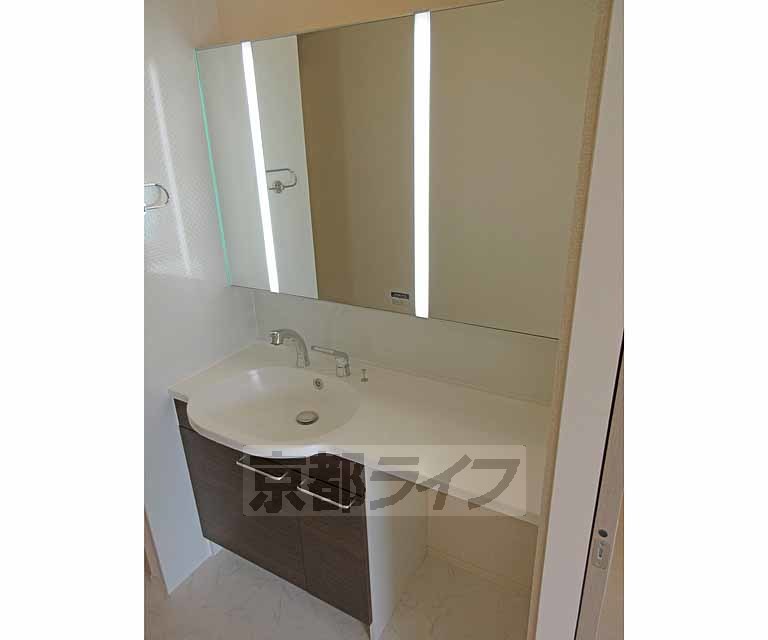 洗面設備　大きい鏡の明るい洗面台です！