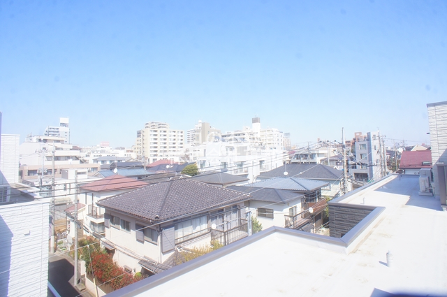 眺望　バルコニーからの景色です！圧迫感がないので暮らしやすい♪