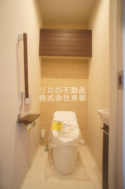 トイレ　上部にある収納棚へ収納可能です♪