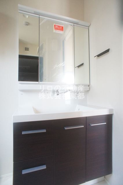 洗面設備　大きな鏡付きで収納豊富な独立洗面台設置済みです♪