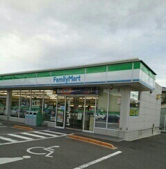 コンビニ　ファミリーマートさん（コンビニ）まで600m